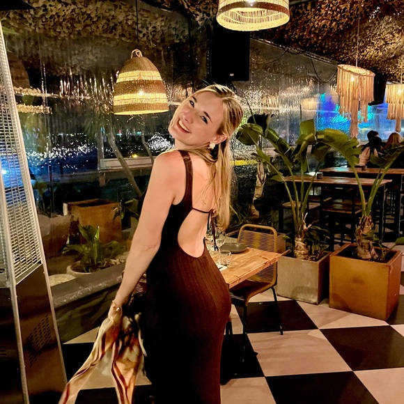 Meet your Posher, Elizabeth - Picture 2 of 3